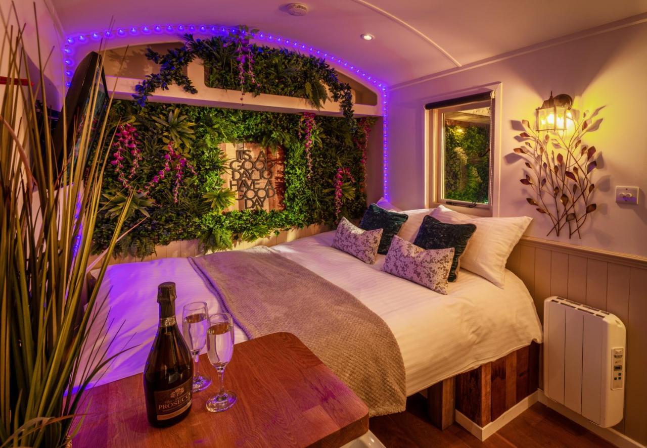 Hillside View Shepherds Hut - Ockeridge Rural Retreats Little Witley Εξωτερικό φωτογραφία