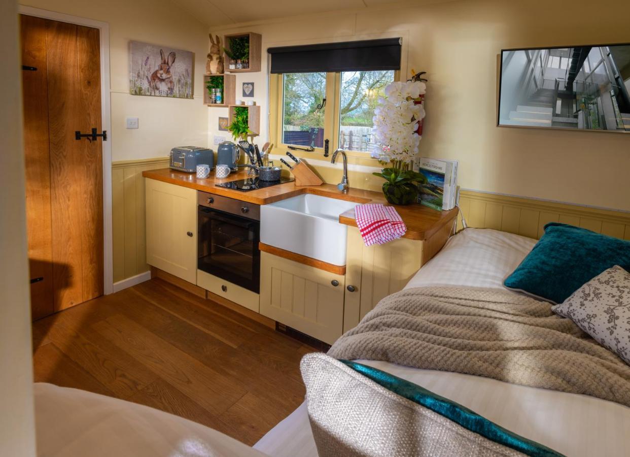 Hillside View Shepherds Hut - Ockeridge Rural Retreats Little Witley Εξωτερικό φωτογραφία