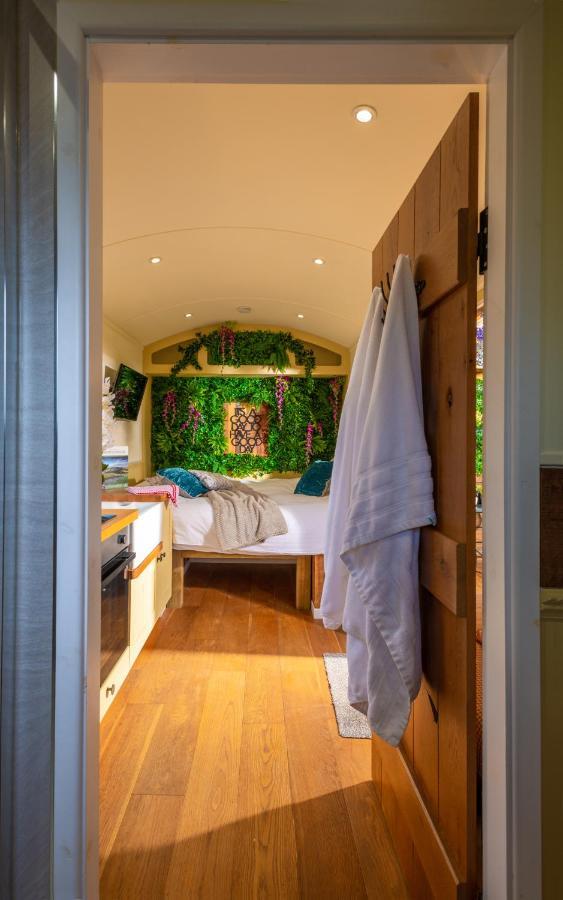 Hillside View Shepherds Hut - Ockeridge Rural Retreats Little Witley Εξωτερικό φωτογραφία