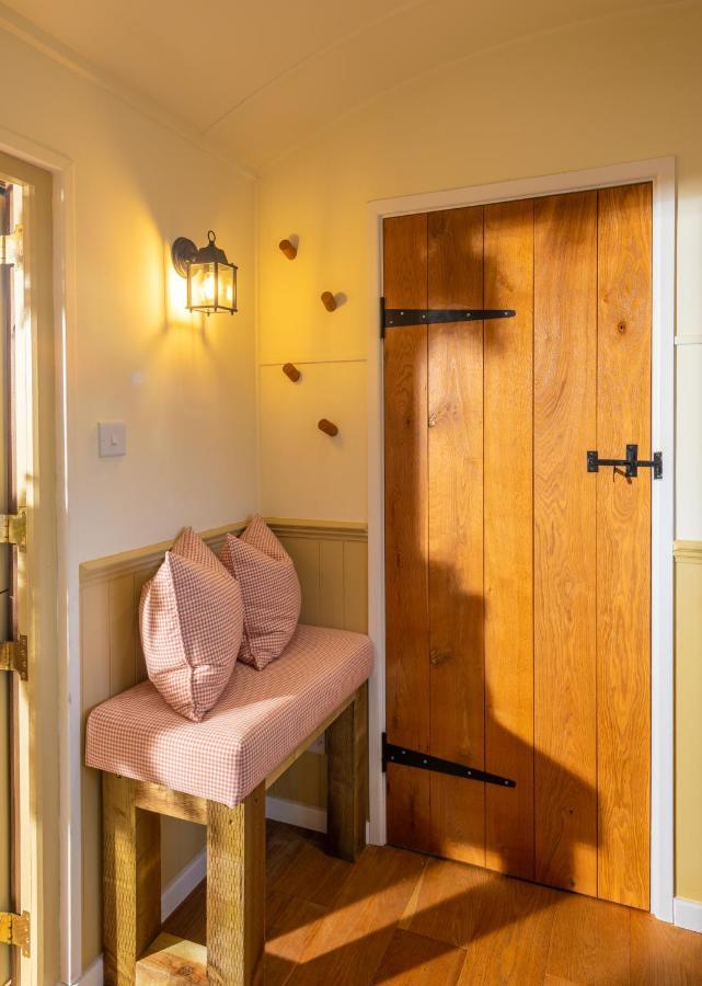 Hillside View Shepherds Hut - Ockeridge Rural Retreats Little Witley Εξωτερικό φωτογραφία