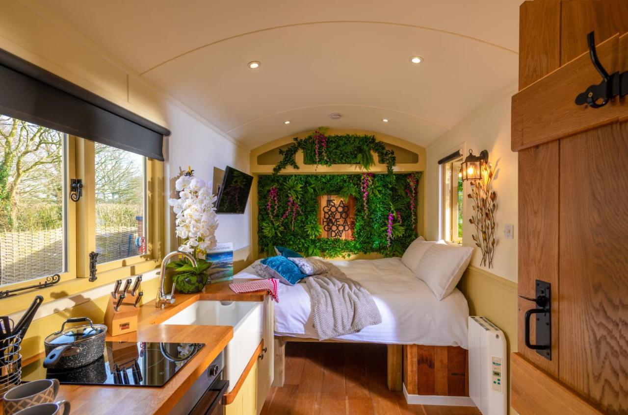 Hillside View Shepherds Hut - Ockeridge Rural Retreats Little Witley Εξωτερικό φωτογραφία